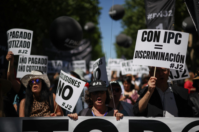 Persona porta pancarta con lema 'Con IPC = discriminación' durante una manifestación para exigir al RETA una pasarela completa.
