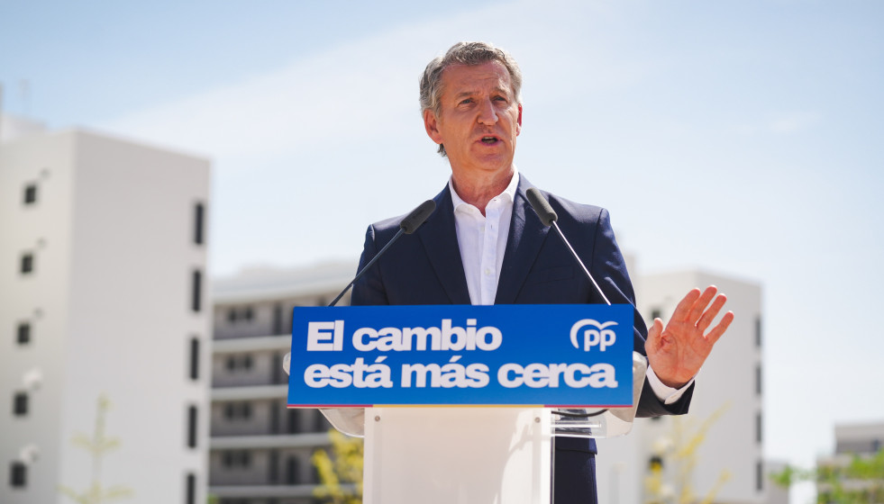 El presidente del PP, Alberto Núñez Feijóo, atiende a los medios antes de visitar unas viviendas de promoción oficial en Sevilla. A 26 de mayo de 2026 en Sevilla (Andalucía, España).