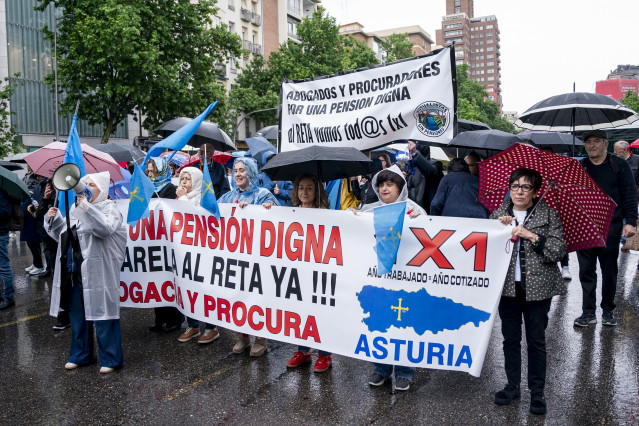 Varias personas durante una manifestación, a 8 de mayo de 2026, en Madrid (España).