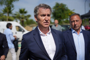El presidente del PP, Alberto Núñez Feijóo, a su llegada a Sevilla para visitar unas viviendas de promoción oficial. A 26 de mayo de 2026 en Sevilla (Andalucía, España).