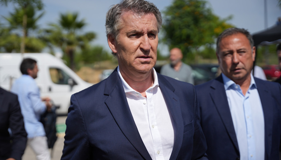 El presidente del PP, Alberto Núñez Feijóo, a su llegada a Sevilla para visitar unas viviendas de promoción oficial. A 26 de mayo de 2026 en Sevilla (Andalucía, España).