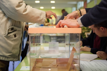 Archivo - Imagen de archivo de una persona votando en un colegio electoral.