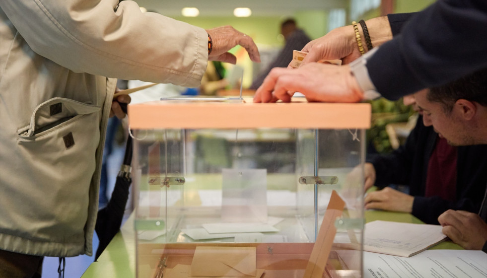 Archivo - Imagen de archivo de una persona votando en un colegio electoral.