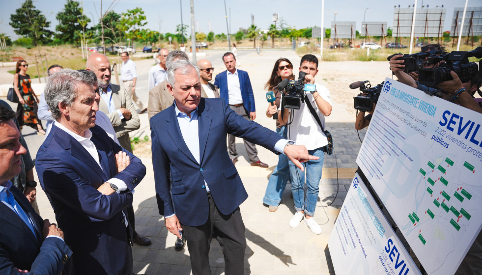 El presidente del PP, Alberto Núñez Feijóo (i), acompañado por el alcalde de Sevilla, José Luis Sanz (d), supervisa unas viviendas de promoción oficial en Sevilla. A 26 de mayo de 2026 en Sevill