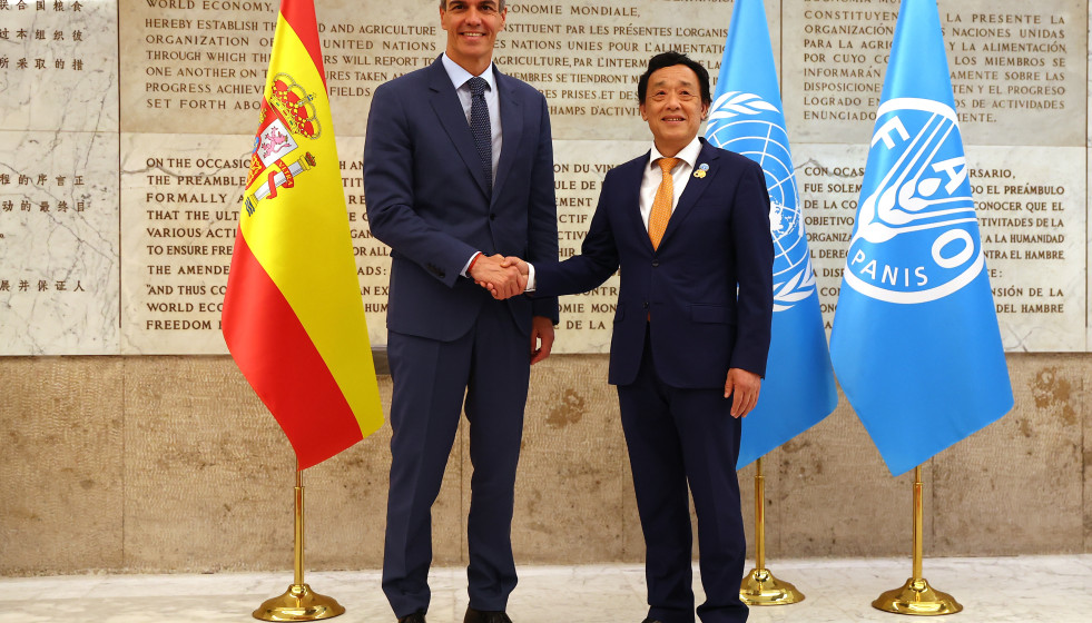 El presidente del Gobierno, Pedro Sánchez, y el director general de la FAO, Dongyu Qu, durante un encuentro en Roma