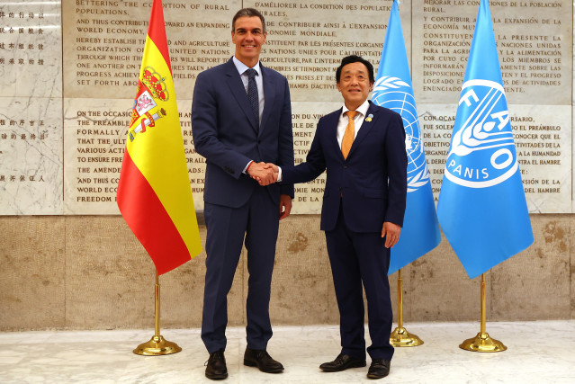 El presidente del Gobierno, Pedro Sánchez, y el director general de la FAO, Dongyu Qu, durante un encuentro en Roma