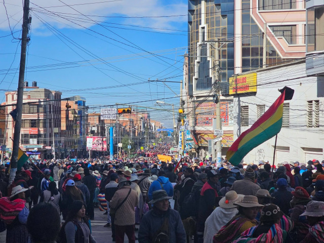 Marcha sobre La Paz para exigir la dimisión del presidente de Bolivia, Rodrigo Paz.