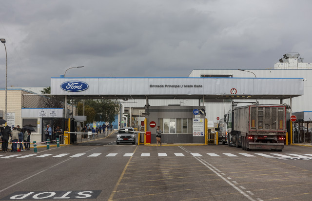 Archivo - Varios trabajadores en la fábrica de Ford, a 12 de junio de 2024, en Almussafes