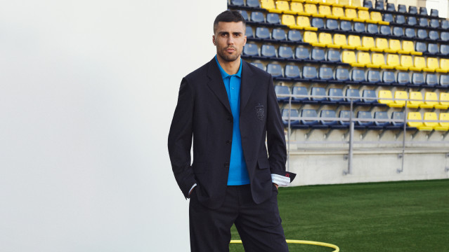 El futbolista español Rodri Hernández, con el traje de Loewe, que viste a la selección hasta 2030.