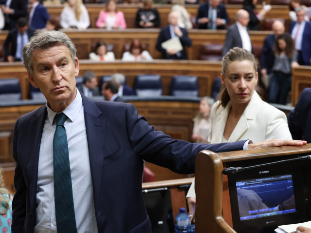 El presidente del PP, Alberto Núñez Feijóo, y la portavoz del PP en el Congreso, Ester Muñoz, durante una sesión de control al Gobierno, en el Congreso de los Diputados, a 20 de mayo de 2026, en Madrid (España).