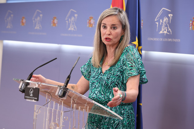 La portavoz de Sumar en el Congreso, Verónica Martínez Barbero,  durante una rueda de prensa en el Congreso de los Diputados, a 26 de mayo de 2026, en Madrid (España).