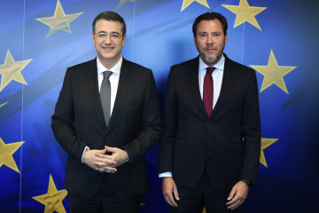 El ministro de Transportes y Movilidad Sostenible, Óscar Puente, y el comisario de Transporte Sostenible y Turismo de la Comisión Europea, Apostolos Tzitzikostas, en Bruselas, a 26 de mayo de 2026.