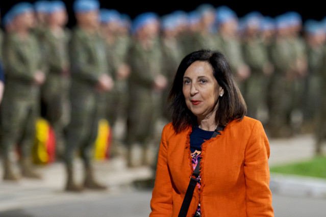 La ministra de Defensa, Margarita Robles, en una imagen de archivo recibe al personal desplegado de la Brigada Líbano XLIV en su vuelta al territorio nacional, en la Base Aérea,.