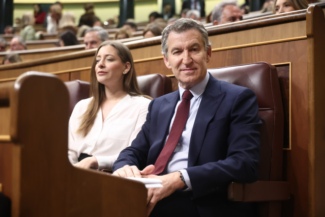 Archivo - La portavoz del PP en el Congreso, Ester Muñoz y el presidente del Partido Popular, Alberto Núñez Feijóo, durante una sesión de control al Gobierno, en el Congreso, a 25 de marzo de 2026, en Madrid (España).