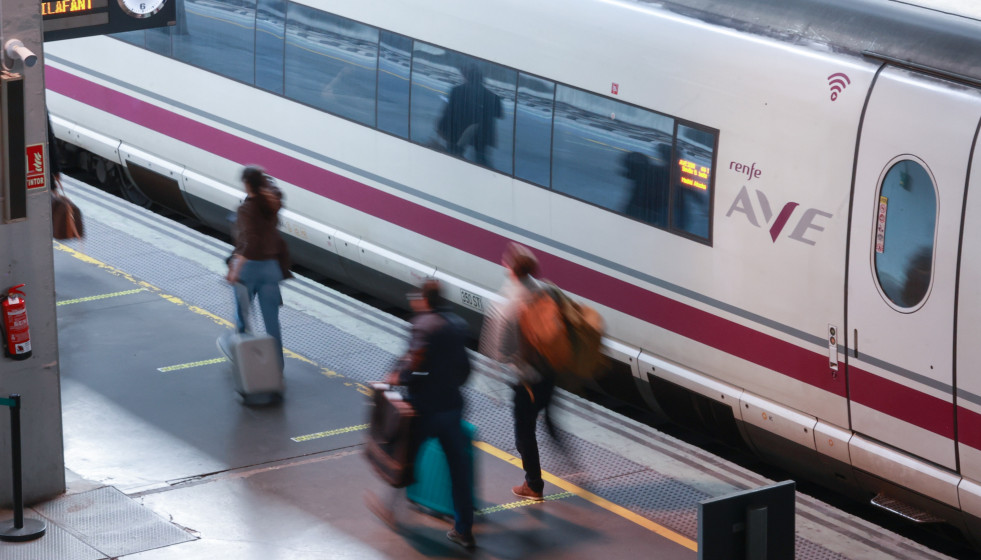 Archivo - Tren de Alta Velocidad en la estación de Sevilla Santa Justa en una imagen de archivo