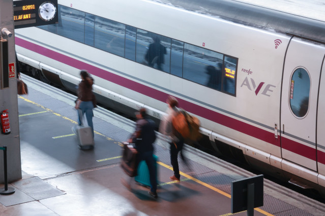 Archivo - Tren de Alta Velocidad en la estación de Sevilla Santa Justa en una imagen de archivo