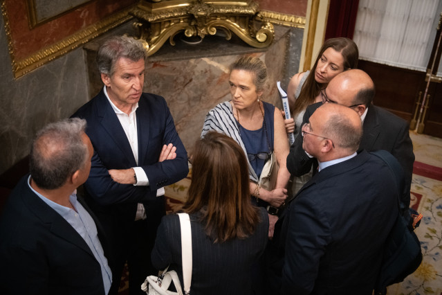 El presidente del PP, Alberto Núñez Feijóo, junto a varios diputados del PP, tras una sesión plenaria celebrada en el Congreso, a 26 de mayo de 2026, en Madrid (España).