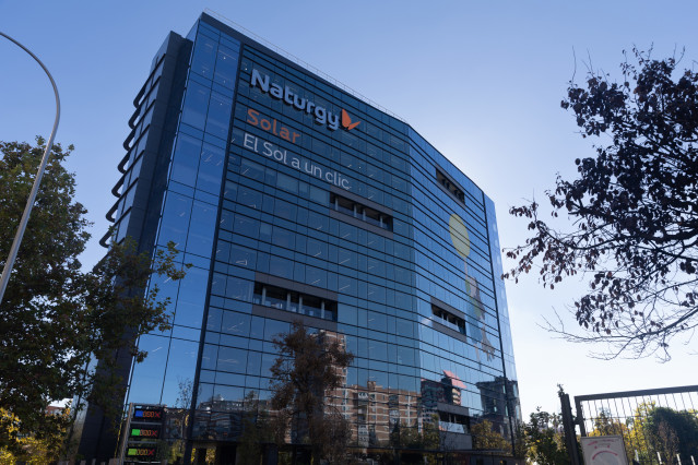 Archivo - Fachada de la sede de Naturgy, empresa española que opera en los sectores eléctrico y gasístico, a 10 de noviembre de 2022, en Madrid (España).
