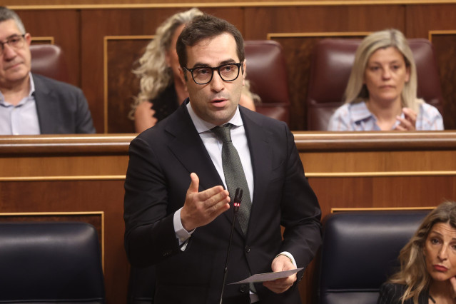 El vicepresidente primero del Gobierno y ministro de Economía, Carlos Cuerpo, interviene durante una sesión plenaria en el Congreso de los Diputados, a 27 de mayo de 2026, en Madrid (España).