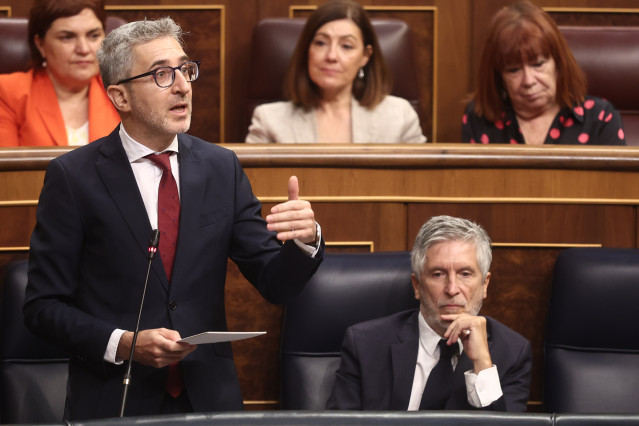 El ministro de Hacienda, Arcadi España, interviene durante una sesión plenaria en el Congreso de los Diputados, a 27 de mayo de 2026, en Madrid (España). El pleno centra su actividad en el control al Gobierno mediante preguntas de la oposición. Los bloque