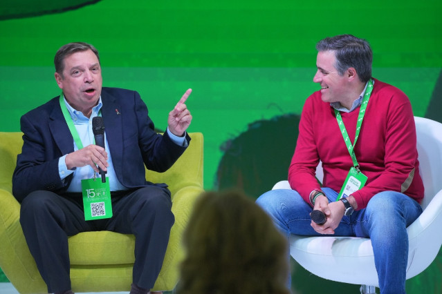 Archivo - El ministro de Agricultura, Luis Planas, y el secretario general de UPA, Cristóbal Cano, participa en un ágora sobre Europa y el sector agrario durante el XV Congreso del PSOE-A
