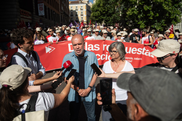 El secretario general de CCOO, Unai Sordo, y la secretaria general de CCOO de Madrid, Paloma López, atienden a los medios durante una manifestación bajo el lema ‘De las respuestas a la acción’