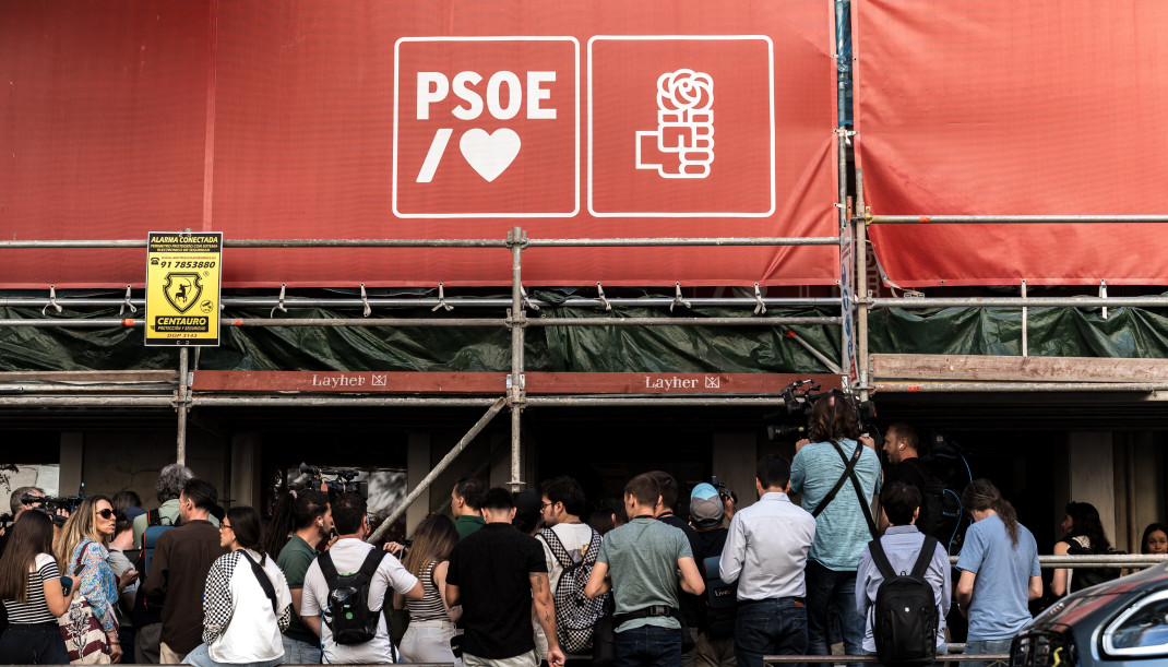Fachada de la sede nacional del PSOE en Ferraz, a 27 de mayo de 2026, en Madrid (España). Agentes de la Unidad Central Operativa (UCO) de la Guardia Civil han acudido a primera hora de este miércole