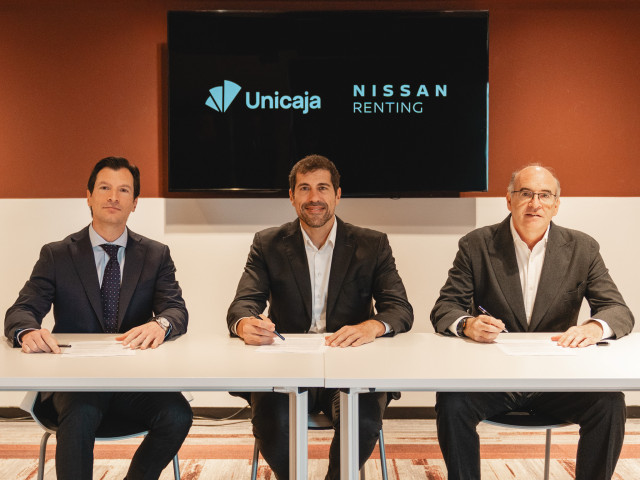 Unicaja y Nissan firman un acuerdo de renting para vehículos eléctricos