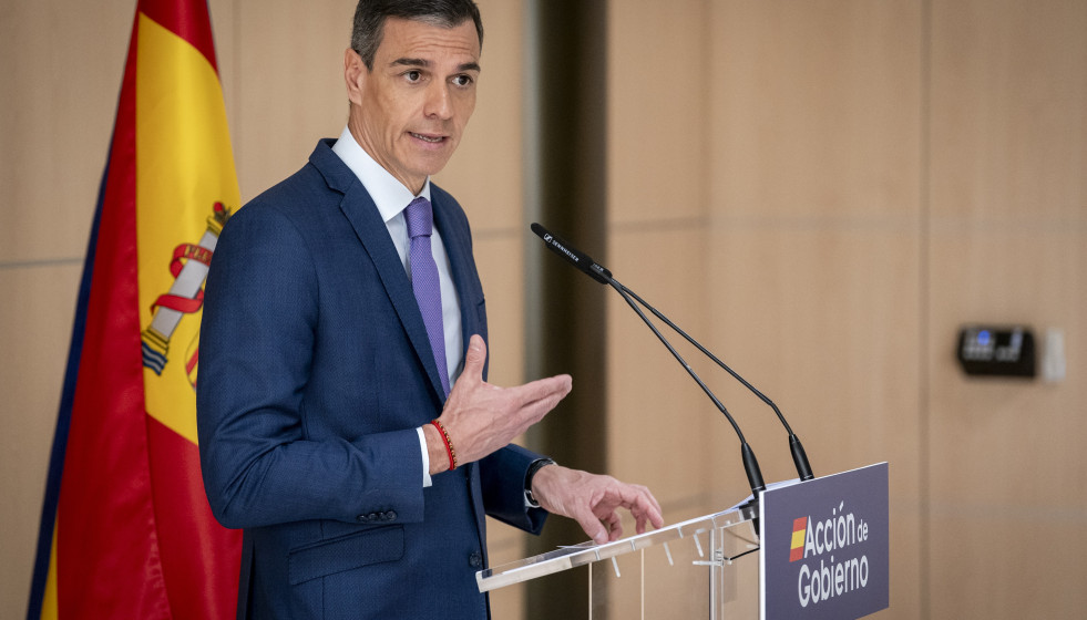 Archivo - El presidente del Gobierno, Pedro Sánchez, visita el centro de atención telefónica y telemática del Instituto Nacional de la Seguridad Social, a 29 de mayo de 2025, en Leganés (Madrid).