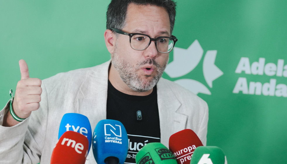 El portavoz de Adelante Andalucía, José Ignacio García, atiende a los medios en la sede del partido para abordar asuntos de actualidad.