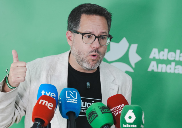 El portavoz de Adelante Andalucía, José Ignacio García, atiende a los medios en la sede del partido para abordar asuntos de actualidad.