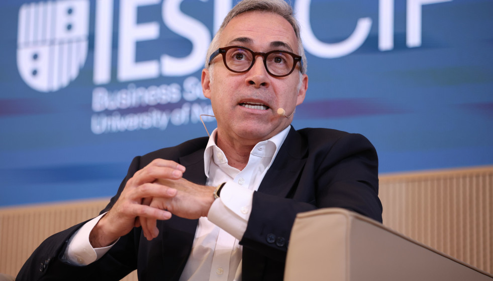 El CEO de Banco Sabadell, Marc Armengol, durante la sesión inaugural del foro de debate económico, en el Aula Magna del campus del IESE.