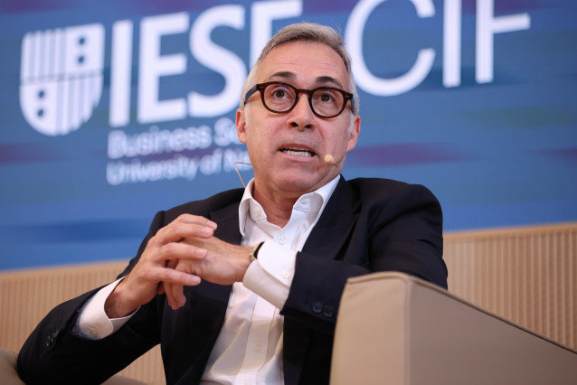 El CEO de Banco Sabadell, Marc Armengol, durante la sesión inaugural del foro de debate económico, en el Aula Magna del campus del IESE.