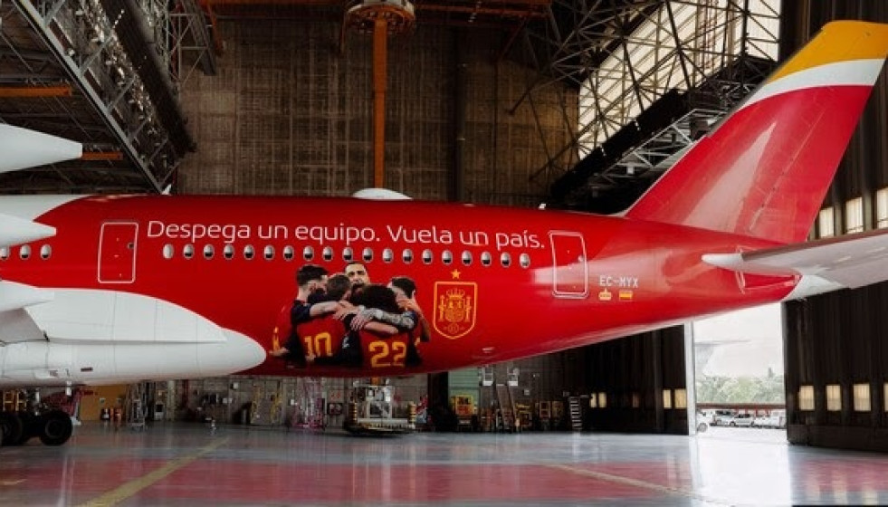 Iberia vinila un avión Airbus A350 que llevará a la selección española de fútbol al Mundial 2026.