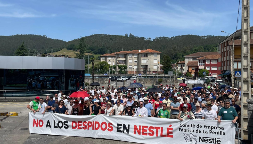 El cuarto día de paros horarios en la fábrica de Nestlé en La Penilla vuelve a ser secundado por toda la plantilla