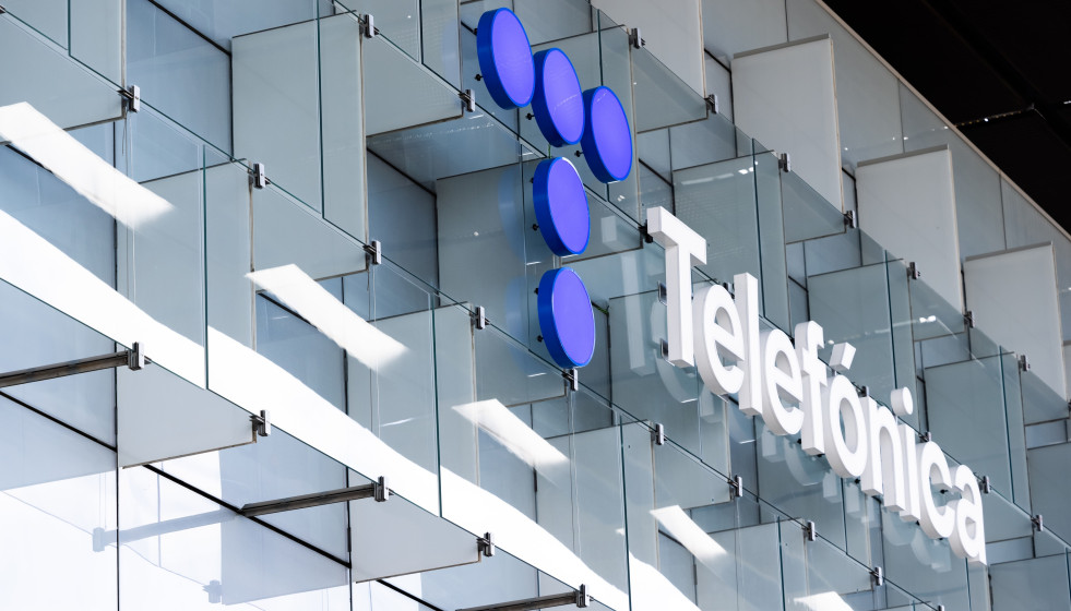 Archivo - Fachada de la sede de Telefónica