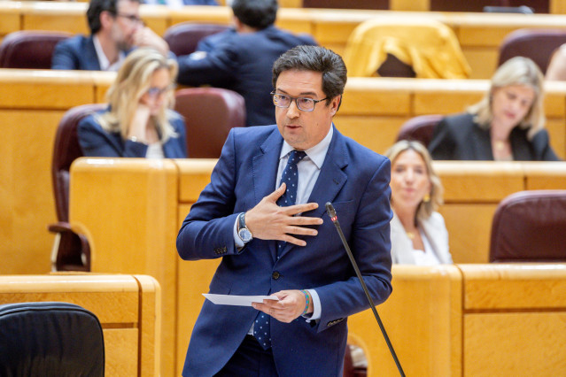 El ministro para la Transformación Digital y de la Función Pública, Óscar López, interviene durante una sesión plenaria en el Senado, a 26 de mayo de 2026, en Madrid (España). Además de las acusaciones al Gobierno por el expresidente Zapatero, el Pleno de