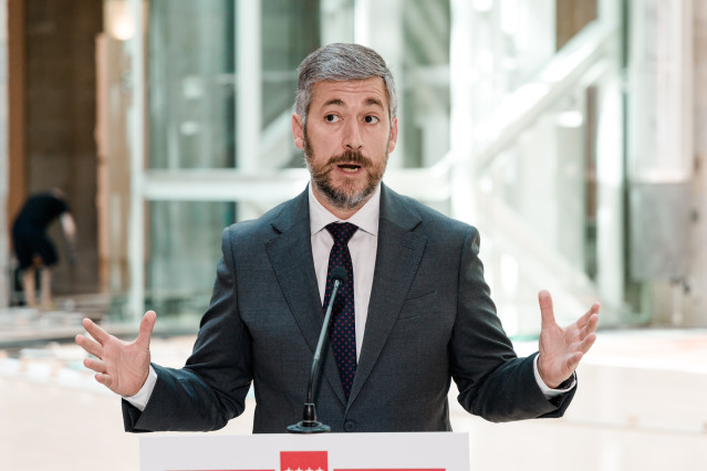 El consejero de Presidencia, Justicia y Administración Local de la Comunidad de Madrid, Miguel Ángel García Martín, durante el encuentro informativo con los medios de comunicación celebrado en la Biblioteca de la Real Casa de Correos, a 25 de mayo de 2026