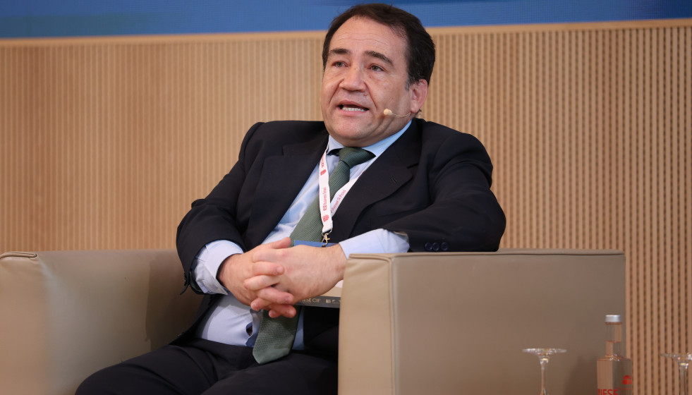 El Presidente del ICO, Manuel Illueca, durante la sesión inaugural del foro de debate económico, en el Aula Magna del campus del IESE, a 27 de mayo de 2026, en Madrid (España).