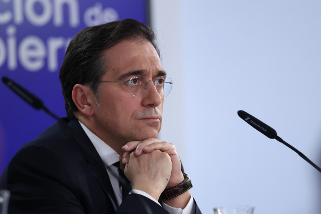 Archivo - (I-D) El ministro de Exteriores, José Manuel Albares , durante la rueda de prensa posterior al Consejo de Ministros, a 10 de marzo de 2026, en Madrid (España).