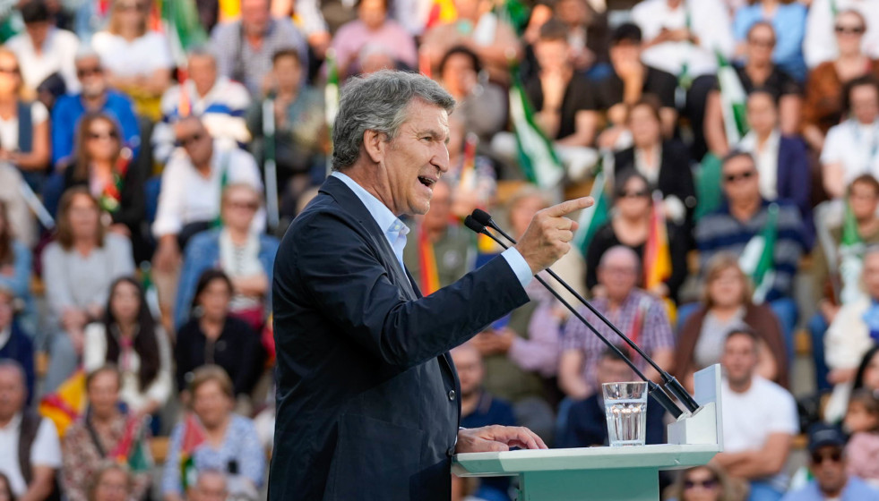 El presidente del Partido Popular, Alberto Núñez Feijóo interviene en el mitin de precampaña de las elecciones andaluzas, a 29 de abril de 2026 en Roquetas de Mar, Almería (Andalucía, España).