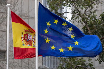 Archivo - La bandera de España y de la Unión Europea