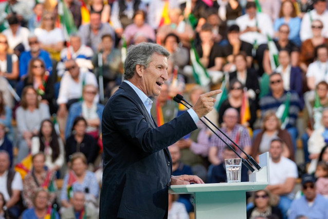 El presidente del Partido Popular, Alberto Núñez Feijóo interviene en el mitin de precampaña de las elecciones andaluzas, a 29 de abril de 2026 en Roquetas de Mar, Almería (Andalucía, España).