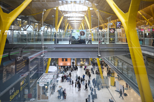 Archivo - Viajeros en la Terminal T4 del Aeropuerto Adolfo Suárez Madrid-Barajas, a 30 de marzo de 2026, en Madrid (España).