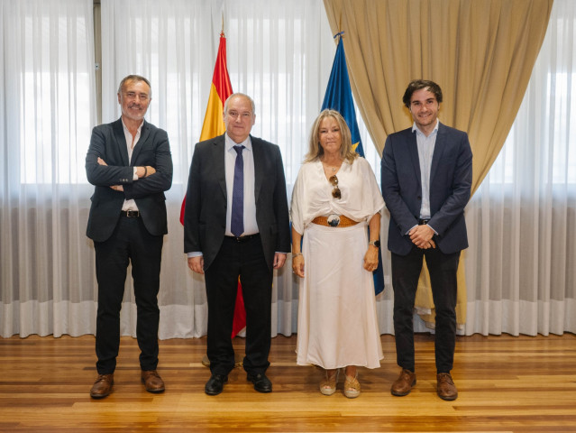 De izquierda a derecha: Albert Casas, vicepresidente de la FEEC, el ministro de Industria y Turismo, Jordi Hereu, la presidenta de la FEEC Ana Beriain y el gerente de la FEEC Sergio Chocarro