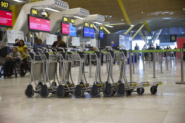 Archivo - Carritos para transportar maletas en la Terminal T4 del Aeropuerto Adolfo Suárez Madrid-Barajas, a 30 de marzo de 2026, en Madrid (España).