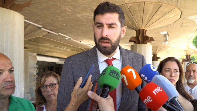 El diputado regional José Ángel Antelo en la puerta la Asamblea Regional