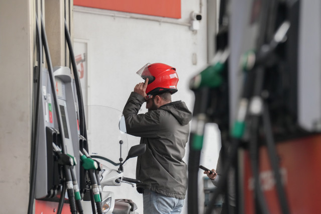Archivo - Una persona echa combustible, a 4 de marzo de 2026, en Barcelona, Catalunya (España). El repunte del precio del petróleo (crudo Brent) tras la escalada de tensión y nuevos ataques en Oriente Próximo está trasladándose a los carburantes. Las esti