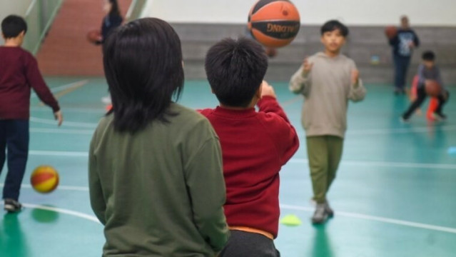 Archivo - Imagen de recurso de niños realizando deporte.