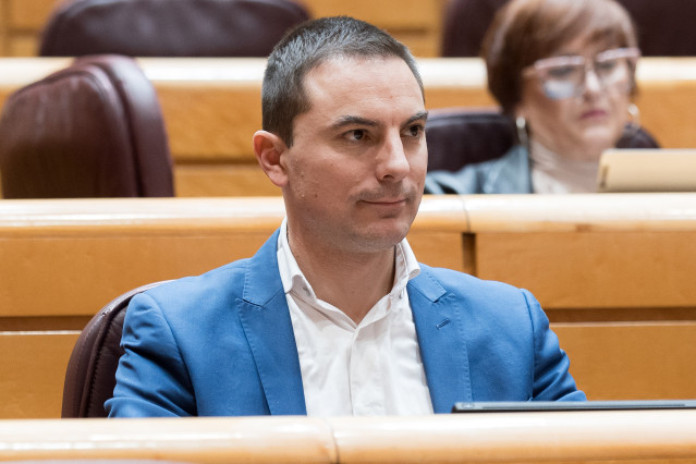 Archivo - El senador del PSOE, Juan Lobato, durante una sesión plenaria extraordinaria, en el Senado,a 15 de enero de 2026, en Madrid (España).